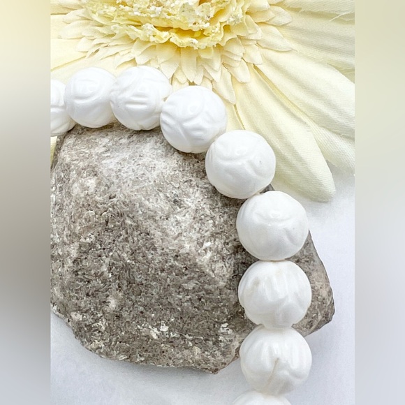 WHITE CARVED CORAL BRACELET - Picture 6 of 7